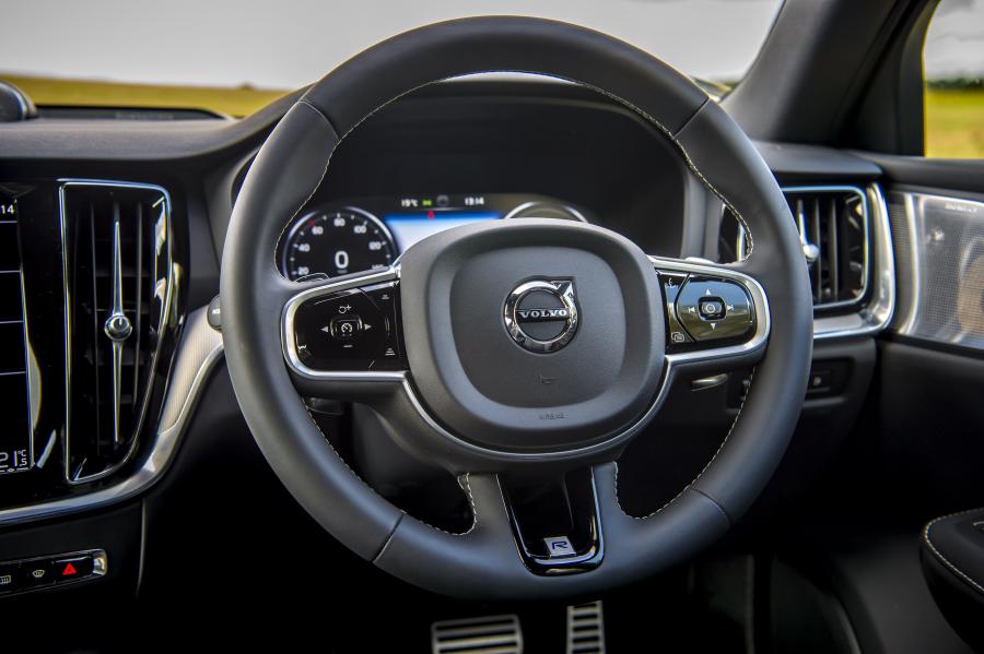 Панель приборов Volvo S60 T8 R-Design 2019 года  (UK) (фото 35 из 40)